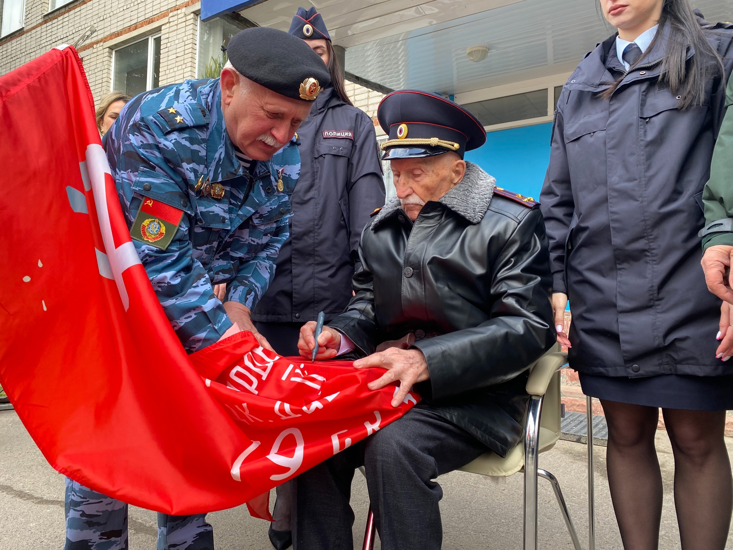 Автоколонна Победы сделала остановку в Петушках для встречи с ветераном Анатолием Васильевичем Гавриловым
